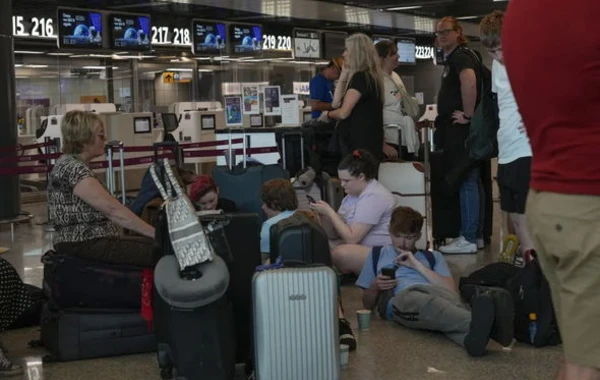 İtaliyada minə yaxın reys təxirə salındı, yüz minlərlə sərnişin aeroportlarda qaldı - FOTO