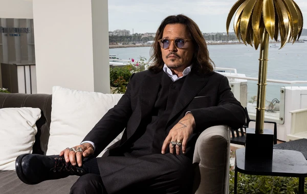 Conni Depp əsa ilə gəzərkən görüntüləndi - FOTO