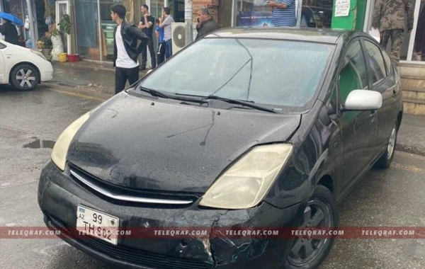 Səkiyə çıxan “Prius” məktəblini vurdu - FOTO