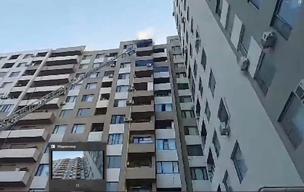 Bakıda çoxmərtəbəli binada yanğın - VİDEO