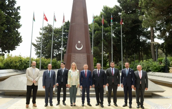 TBMM-in nümayəndə heyəti Ulu Öndərin məzarını və Şəhidlər xiyabanını ziyarət edib - FOTO