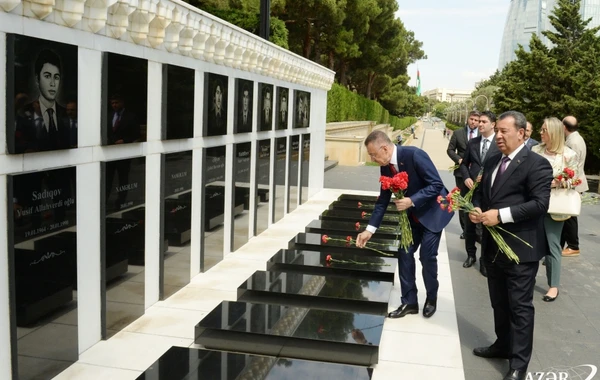 TBMM-in nümayəndə heyəti Ulu Öndərin məzarını və Şəhidlər xiyabanını ziyarət edib - FOTO