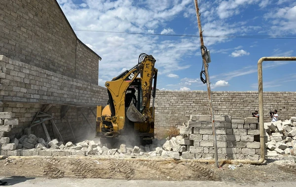 Bakıda qanunsuz tikilən obyektlər söküldü - FOTO