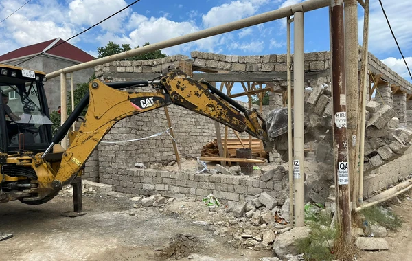 Bakıda qanunsuz tikilən obyektlər söküldü - FOTO