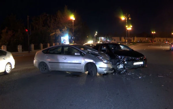 Bakıda iki avtomobil toqquşub, xəsarət alan var - FOTO