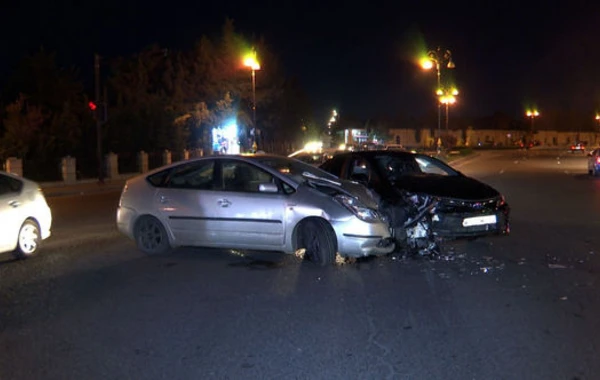 В Баку столкнулись два автомобиля, есть пострадавший - ФОТО