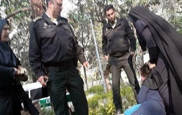 İranda “Əxlaq polisi” gənc qızı döyüb - VİDEO