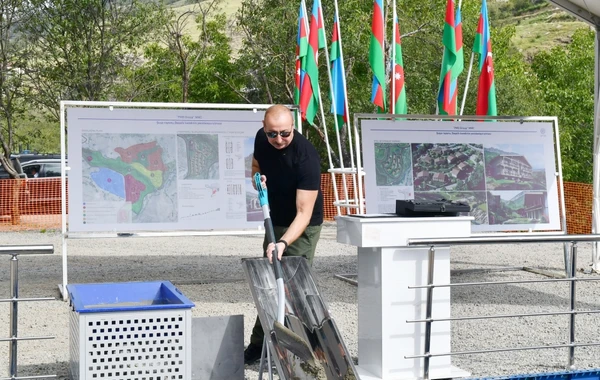 İlham Əliyev Şuşanın Daşaltı kəndinin yenidən qurulması ilə bağlı görüləcək işlərlə tanış olub - FOTO