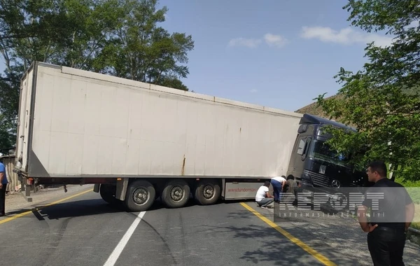 Oğuzda Qazaxıstan vətəndaşının idarə etdiyi "TIR" qəzaya düşüb, yol bağlanıb - YENİLƏNİB