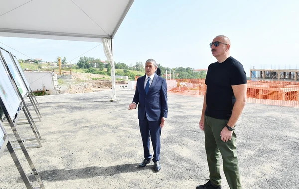 Prezident İlham Əliyev Şuşa şəhər xəstəxanasının binasında tikinti işlərinin gedişi ilə tanış olub - FOTO
