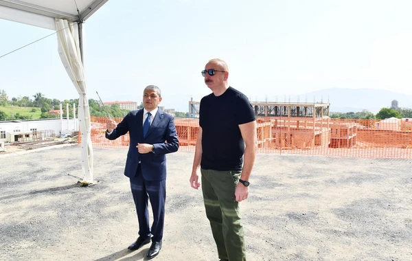 Prezident İlham Əliyev Şuşa şəhər xəstəxanasının binasında tikinti işlərinin gedişi ilə tanış olub - FOTO