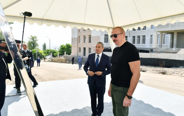 Prezident Şuşada 1 nömrəli tam orta məktəbin binasında tikinti işlərinin gedişi ilə tanış olub - FOTO