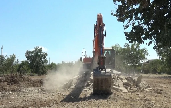 Naxçıvanda yararsız layihələndirilən məktəb binası sökülüb - FOTO