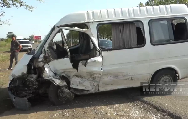 Ziyarətgaha gedən mikroavtobus qəza törədib, yaralılar var