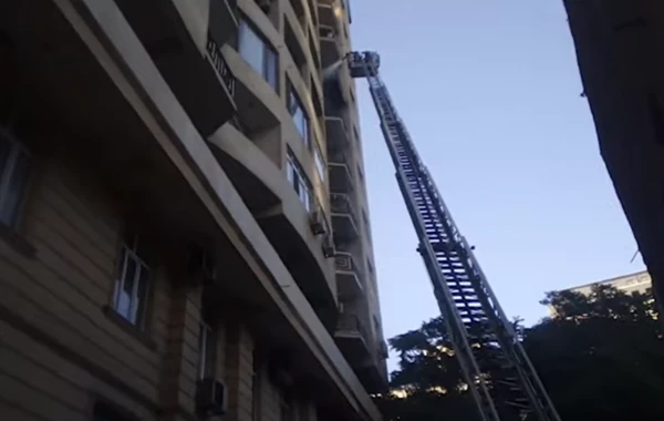 Bakıda binada yanğın: Bir nəfər ölüb, 25 sakin təxliyə edildi - VİDEO