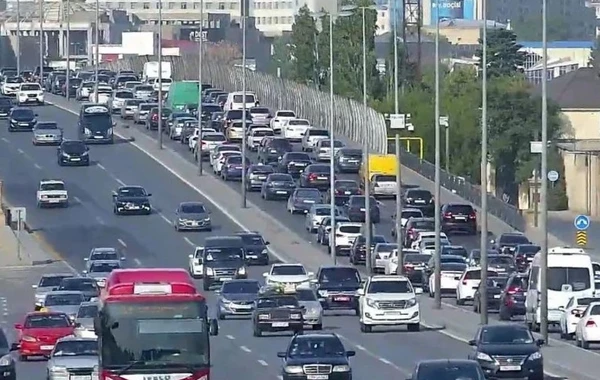 На ряде улиц и проспектов Баку затруднено движение транспорта - СПИСОК