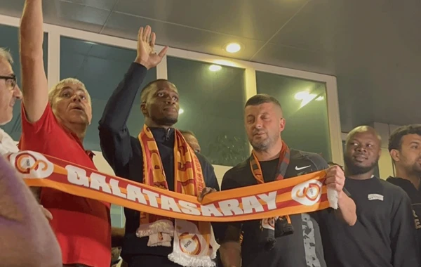 "Qalatasaray" azarkeşləri Zahanı böyük coşqu ilə qarşıladı - FOTO/VİDEO