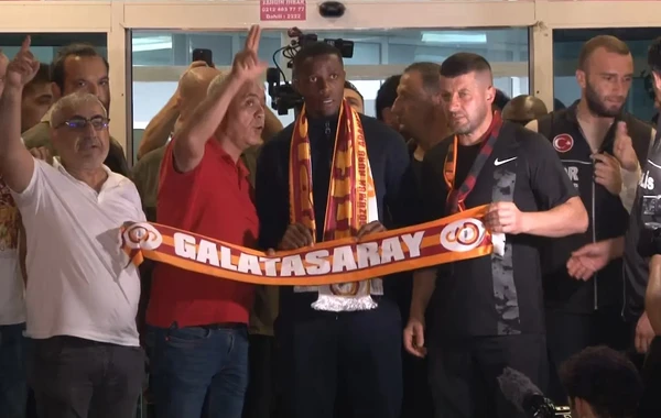 "Qalatasaray" azarkeşləri Zahanı böyük coşqu ilə qarşıladı - FOTO/VİDEO