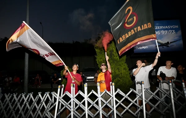 "Qalatasaray" azarkeşləri Zahanı böyük coşqu ilə qarşıladı - FOTO/VİDEO