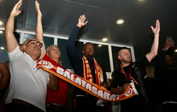"Qalatasaray" azarkeşləri Zahanı böyük coşqu ilə qarşıladı - FOTO/VİDEO