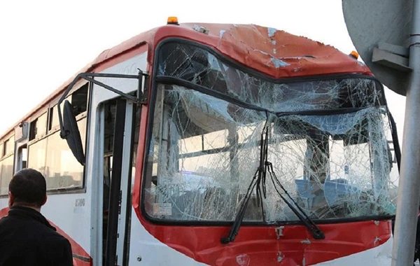 Bakıda iki sərnişin avtobusu toqquşdu - Xəsarət alanlar var