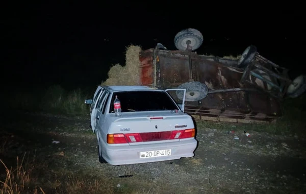 Azərbaycanda avtomobil traktorla toqquşub: 6 nəfər xəstəxanaya yerləşdirilib - FOTO