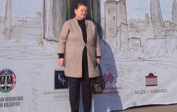 Məhkəmədə qarşı tərəfin üzərinə tüpürən vəkil cəzalandırıldı - FOTO