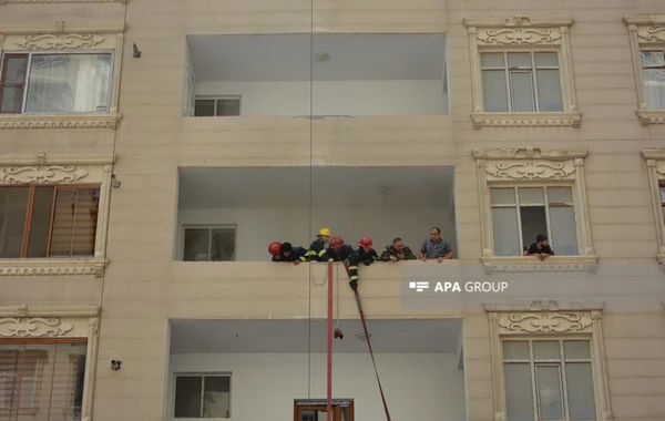 Пожар в жилом доме в Ясамальском районе: жильцы эвакуированы - ВИДЕО