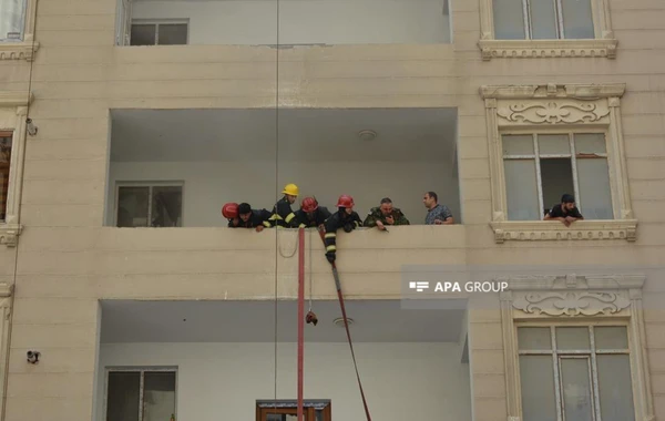 Пожар в жилом доме в Ясамальском районе: жильцы эвакуированы - ВИДЕО