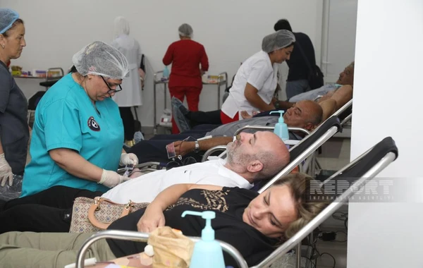 Allahşükür Paşazadə qan verib - FOTO