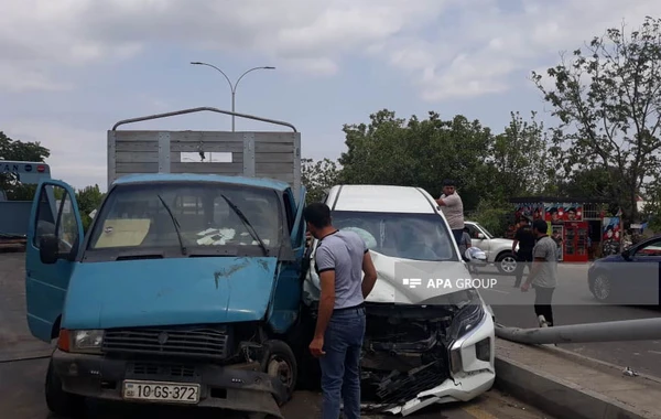 Gəncədə minik avtomobili yük maşını ilə toqquşub - FOTO