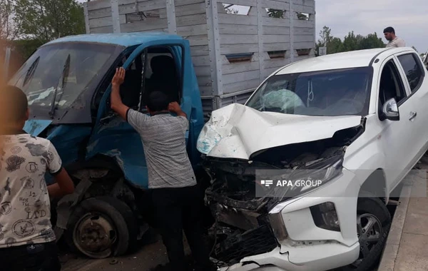 Gəncədə minik avtomobili yük maşını ilə toqquşub - FOTO