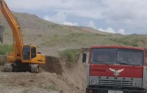 Horadiz-Zəngilan yolunun yaxınlığından qanunsuz qum-çınqıl daşındığı aşkarlanıb - FOTO