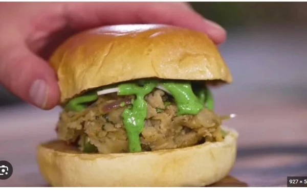 Şahzadə Uilyam hamburger payladı - FOTO