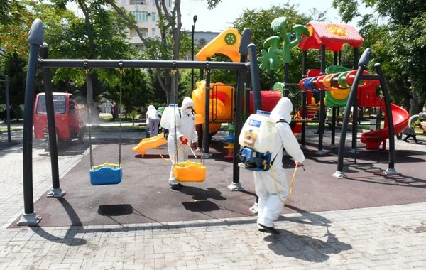 Paytaxt parklarında təmizlik-dezinfeksiya tədbirləri görülüb - FOTO