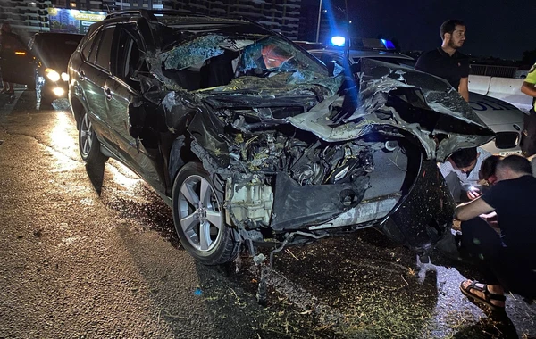 Bakı-Sumqayıt yolunda "Lexus" yük maşınına çırpılıb, xəsarət alan var - FOTO