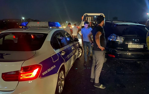 Bakı-Sumqayıt yolunda "Lexus" yük maşınına çırpılıb, xəsarət alan var - FOTO