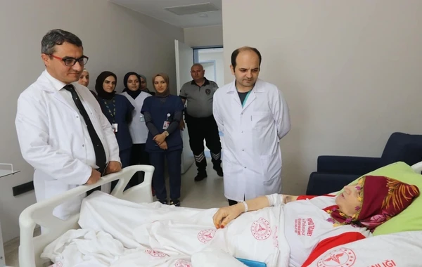 Qəzada 4 barmağı qopan 72 yaşlı qadının barmaqları yerinə tikildi - FOTOLAR