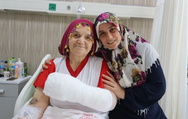 Qəzada 4 barmağı qopan 72 yaşlı qadının barmaqları yerinə tikildi - FOTOLAR