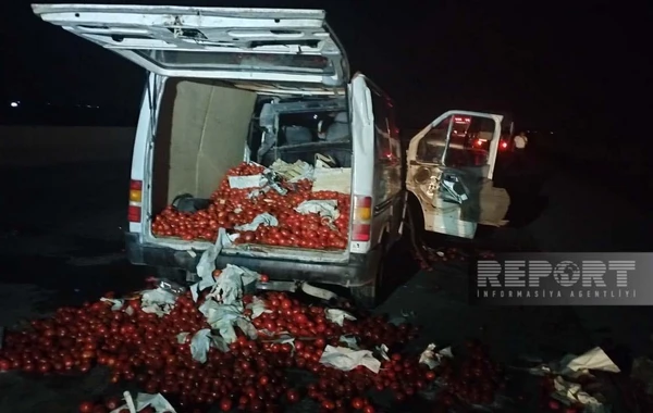 Azərbaycanda “Ford Tranzit” “KamAZ”a çırpılıb: Ölən və yaralanan var - FOTO