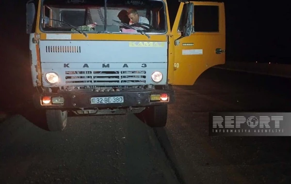 Azərbaycanda “Ford Tranzit” “KamAZ”a çırpılıb: Ölən və yaralanan var - FOTO