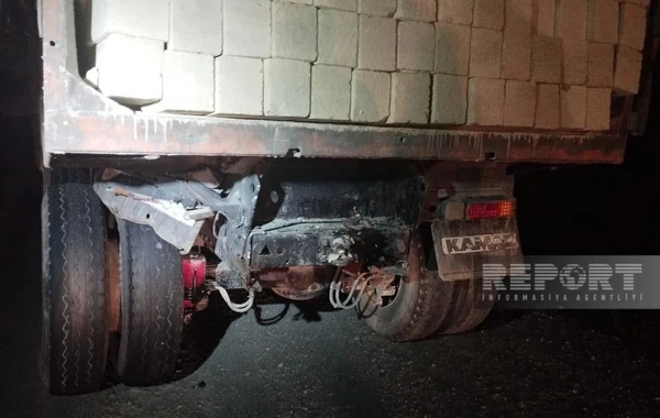 Azərbaycanda “Ford Tranzit” “KamAZ”a çırpılıb: Ölən və yaralanan var - FOTO
