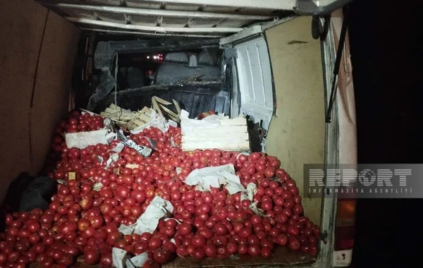 Azərbaycanda “Ford Tranzit” “KamAZ”a çırpılıb: Ölən və yaralanan var - FOTO