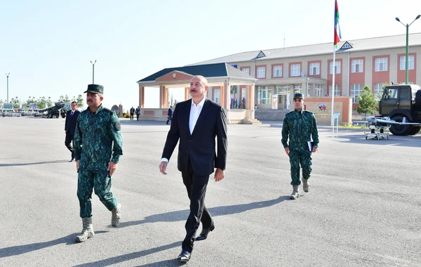 Prezident “Qazax” Əlahiddə Sərhəd Diviziyasının qarnizon kompleksində yaradılan şəraitlə tanış olub - FOTO