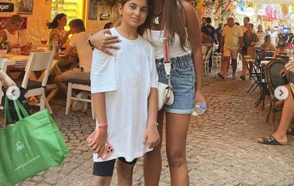 Gülay 12 yaşlı qızı Sahilə ilə ALAÇATIDA - FOTO