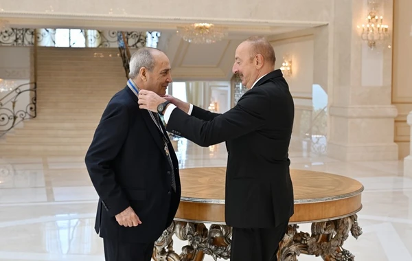 İlham Əliyev Xalq artisti Rasim Balayevə “İstiqlal” ordenini təqdim edib - FOTO - YENİLƏNİB