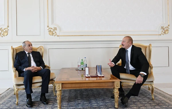 İlham Əliyev Xalq artisti Rasim Balayevə “İstiqlal” ordenini təqdim edib - FOTO - YENİLƏNİB