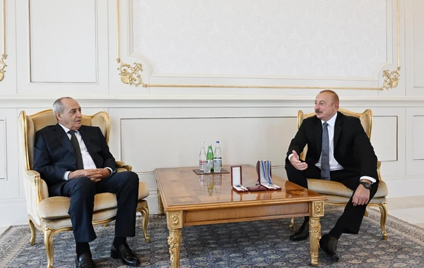 İlham Əliyev Xalq artisti Rasim Balayevə “İstiqlal” ordenini təqdim edib - FOTO - YENİLƏNİB