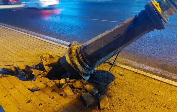 Bakıda avtomobil işıq dirəyini aşırıb - FOTO