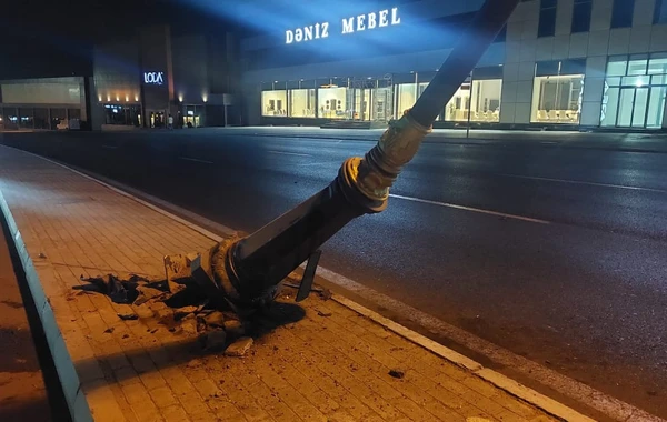 Bakıda avtomobil işıq dirəyini aşırıb - FOTO